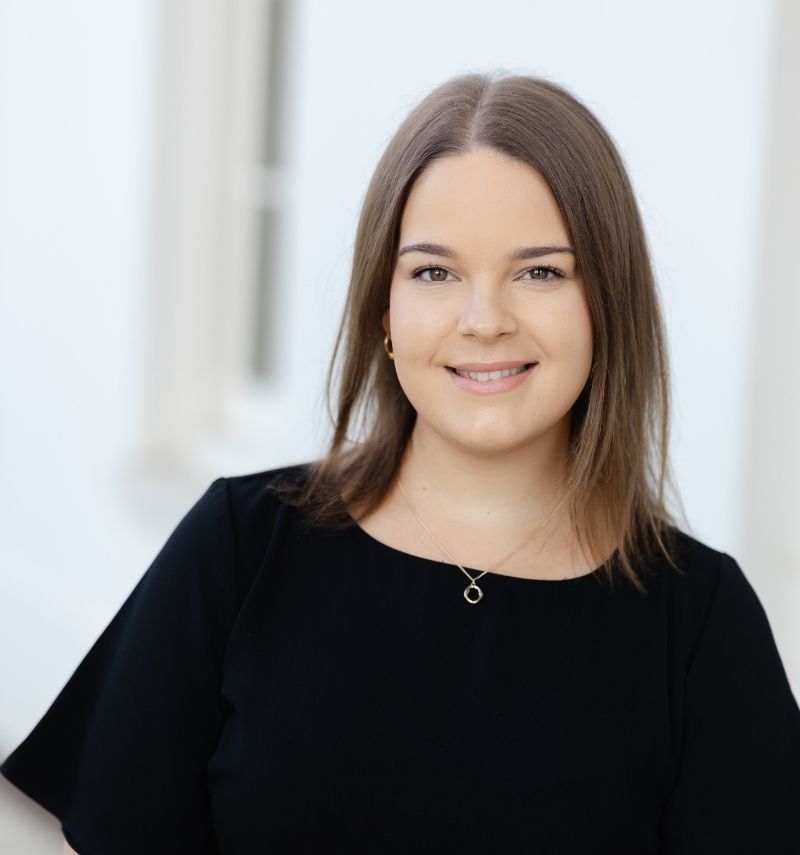 Sian, a woman with shoulder-length brunette hair. 